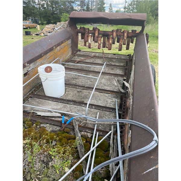 Old Single Axle Manure spreader (Poor Floor)