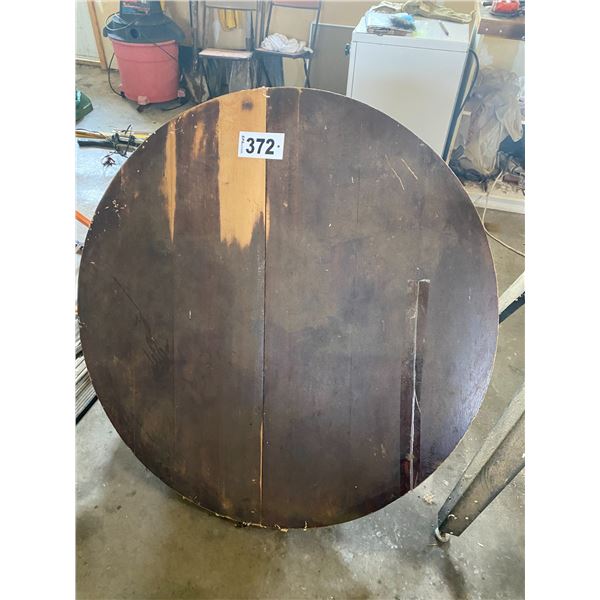 Round table c/w single pedestal table