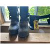 Image 1 : Approx. Size 11-12 steel toed boots & quality pouch