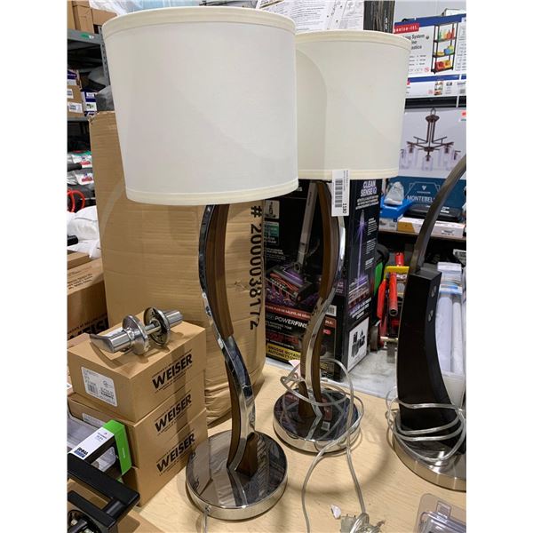 Lot of 2 desk lamps with white shade