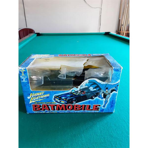 NO RESERVE Johnny Lightning Batmobile model, complete but damaged box