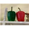 Image 2 : 4 ASSORTED GIANT VEGETABLES INCLUDING; BELL PEPPERS, TOMATO & GARLIC