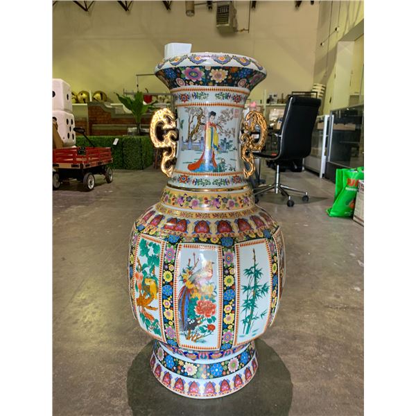 32  CHINESE VASE