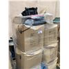 Image 2 : PALLET OF ASSORTED ITEMS INCLUDING; LUGGAGE, CLOTHING & MORE