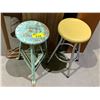 Image 1 : 2 VINTAGE STOOLS