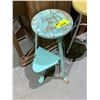 Image 2 : 2 VINTAGE STOOLS