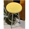 Image 3 : 2 VINTAGE STOOLS