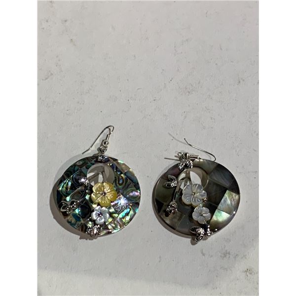 PAIR OF RAIDEN DECORATED LADY'S EARRINGS