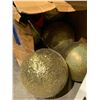 Image 2 : BOX OF LARGE CHRISTMAS ORNAMENTS