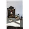 Image 1 : ROOSTER PLAQUE WITH MINI PORCELAIN FIGURES AND DUCK LAMP