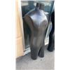 Image 7 : 2 TORSO SUIT DISPLAY MANNEQUINS