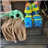 Image 1 : AS NEW BABY YODA HOODED BLANKET AND 4 PRETEX BEACH BUCKET SETS