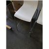 Image 3 : 2 WHITE BAR HEIGHT STOOLS