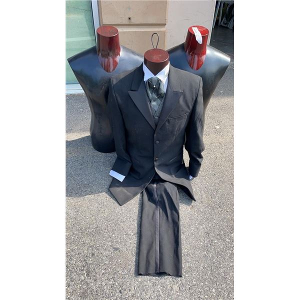 3 HANGING TORSO JACKET DISPLAY MANNEQUINS