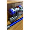 Image 8 : DYSON CYCLONE V7 COMPLETE CORDLES STICK VACUUM TESTED AND WORKING - RETAIL $499