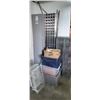 Image 8 : PALLET OF GRIDWALL, SHELVES BASKETS AND CLIPS