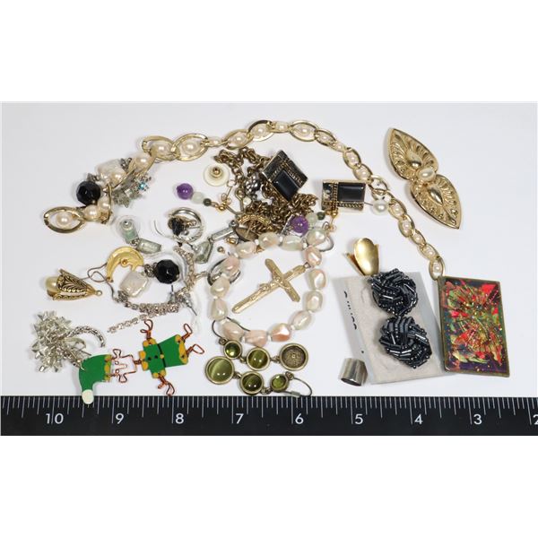 BAG OF FASHION JEWELRY INCLUDING EARRINGS,