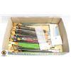 Image 1 : BOX OF PAINT BRUSHES