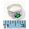Image 1 : 1 CT ROUND GREEN STONE CENTER WITH CLEAR
