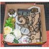 Image 1 : BOX WITH HOUSEWARE DECOR INCL. CLOCK MADE