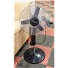 Image 1 : HONEYWELL REMOTE CONTROL 16" PREMIUM STAND FAN