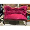 Image 1 : MOBILE VELVET TUFTED BACK WOOD LOVE SEAT