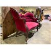 Image 3 : MOBILE VELVET TUFTED BACK WOOD LOVE SEAT