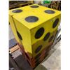 Image 2 : 2 GIANT 6-SIDED DICE PROPS 2'X2'X2'