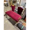 Image 2 : METAL FLORAL MOTIF VELVET LOVE SEAT