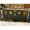 Image 1 : VINTAGE CHEST