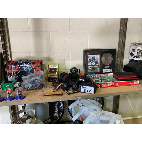 ASSORTED ITEMS INCLUDING; MINI PACMAN ARCADE CABINET, FORTNITE COLLECTIBLES, WII COLLECTIBLE & MORE