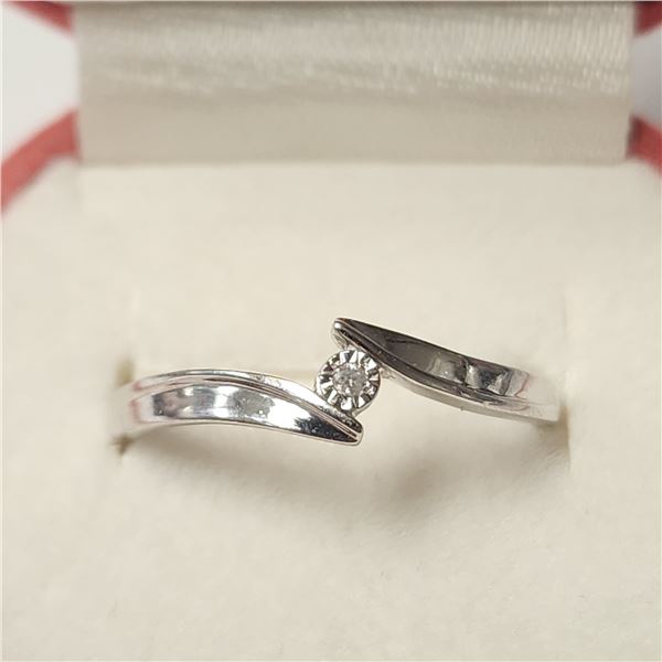 10K WHITE GOLD DIAMOND  RING (WEIGHT 1.2G) SIZE 7.25