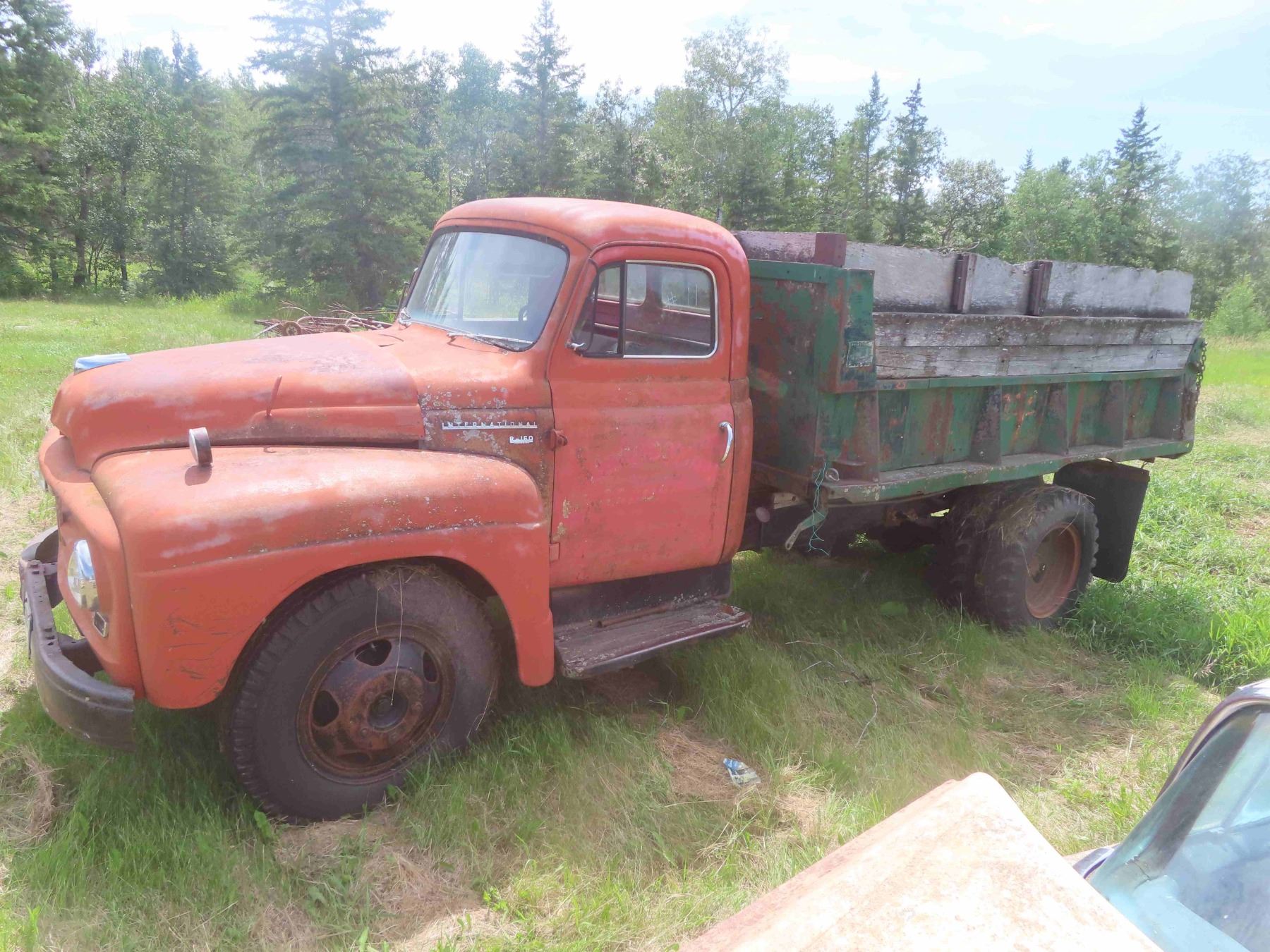 International R162 1952 International R160 Dually 6 Cyl with 10' Gravel Box and Hoist ...