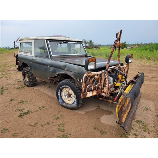 1975/1976 Ford Bronco, 84,000 orig. miles, 302 V8 Auto, Tow bar, winch, blade, snowblade, sun roof,