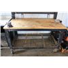 Image 3 : 5ft black work bench on castors