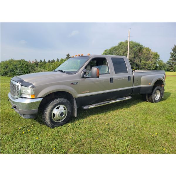2003 Ford F350 Lariat 4 by 4 Crew cab, Dually, showing 311,114 km, Diesel, Auto, c/w 5th wheel rails