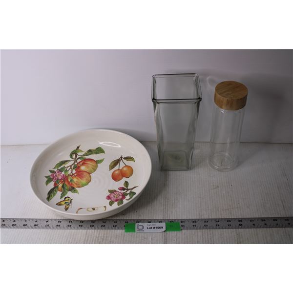 Plastic Serving Tray, Vase and Waterbottle