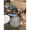 Image 5 : Lot of 2 electric fans, bedroom lamps, film canisters, etc.