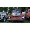 Image 4 : 1952 international L-130 *Item located off-site* Forklift available for fee