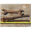 Image 2 : Antique wrench and bolt cutters