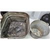 Image 2 : Galvanized steel wash tub - 21.5"x19" and pail - 11"H