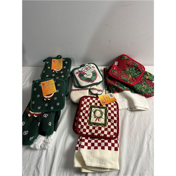 Christmas Kitchen Oven Mitts & Tea Towels