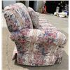 Image 3 : COCHRAN FLORAL SOFA (MATCHES ITEM 10)