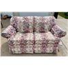 Image 1 : COCHRAN FLORAL LOVE SEAT (MATCHES ITEM 8)