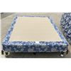 Image 4 : QUEEN BED WITH BOX SPRING AND FRAME