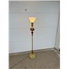 Image 4 : VINTAGE WOOD AND BRASS FLOOR LAMP - WORKS