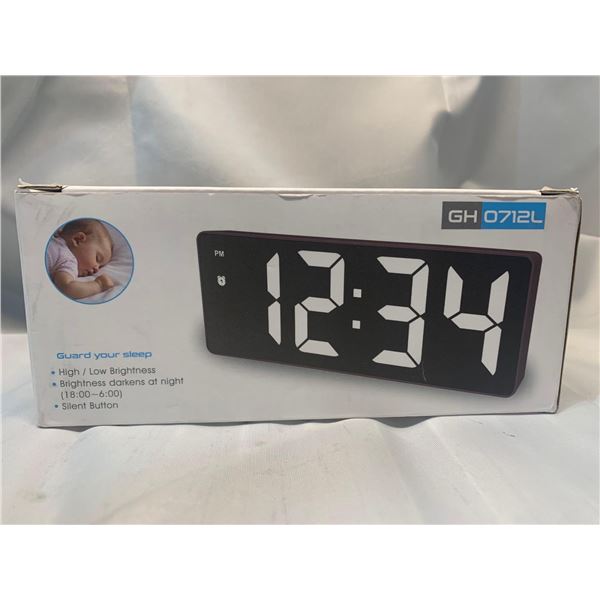 GH0712L Digital Alarm Clock- Black/White