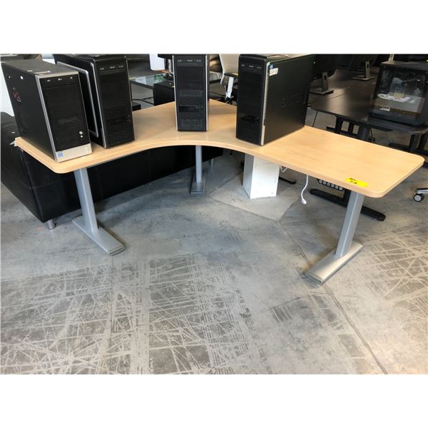 STEELCASE MAPLE/GREY 70" X 58" ELECTRIC SIT/STAND CORNER PROGRAMMERS TABLE - LEFT HAND HAS CHIP ON