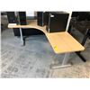 Image 2 : STEELCASE MAPLE/GREY 70" X 58" ELECTRIC SIT/STAND CORNER PROGRAMMERS TABLE - LEFT HAND HAS CHIP ON