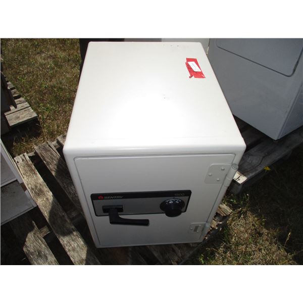Sentry 1500 Safe with Combination